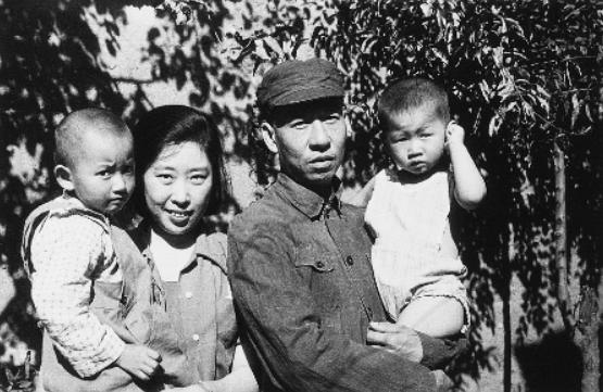 1948年，*少奇刘**王光美合影，那年她27岁，为革命放弃留学深造