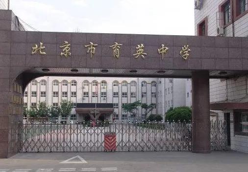 校园足球把两种情绪演绎到极致,校园难忘的足球比赛作文