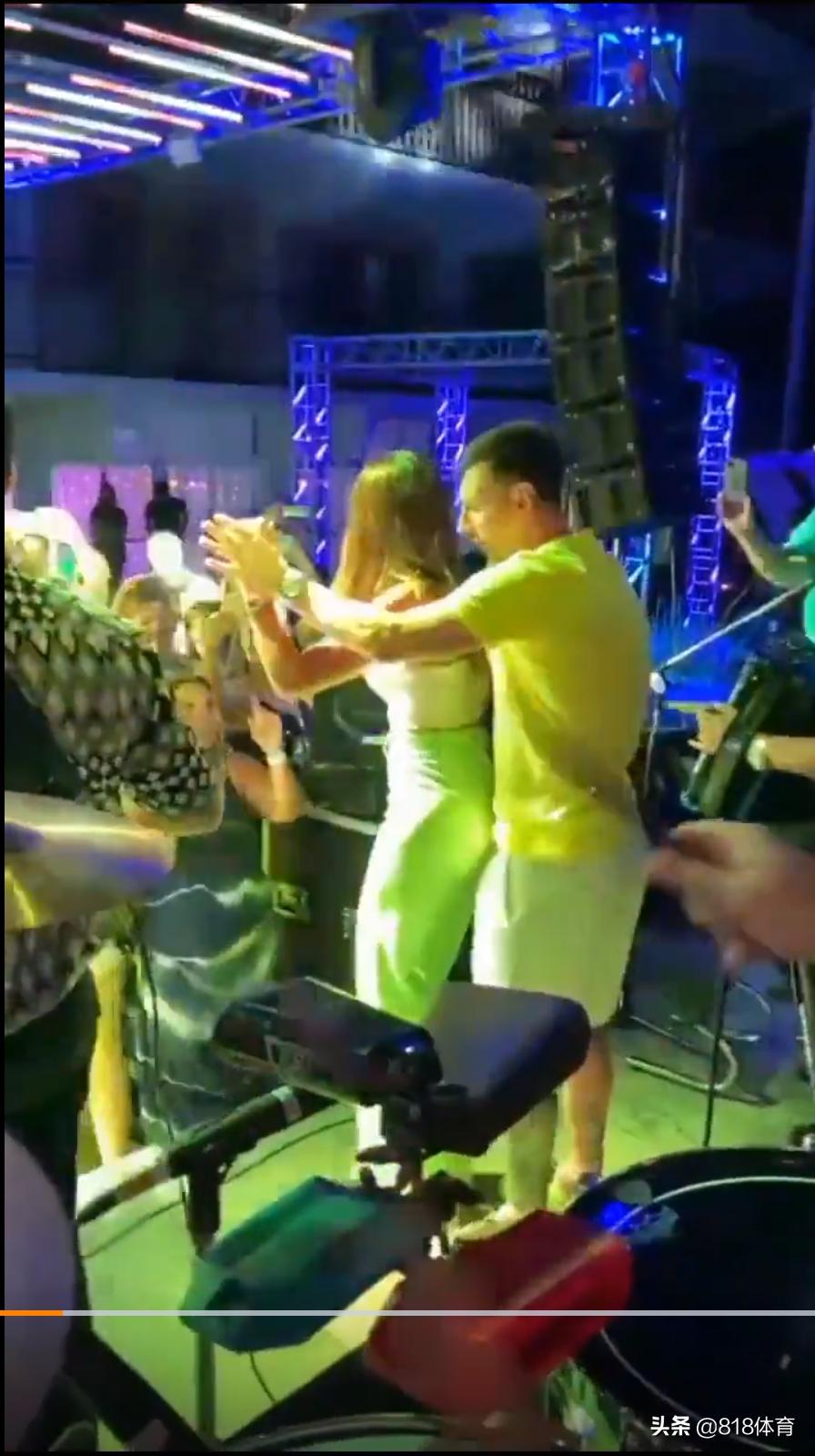笑喷!梅西荧光绿参加派对搂爱妻跳舞,梅老板老年迪斯科安妞带不动