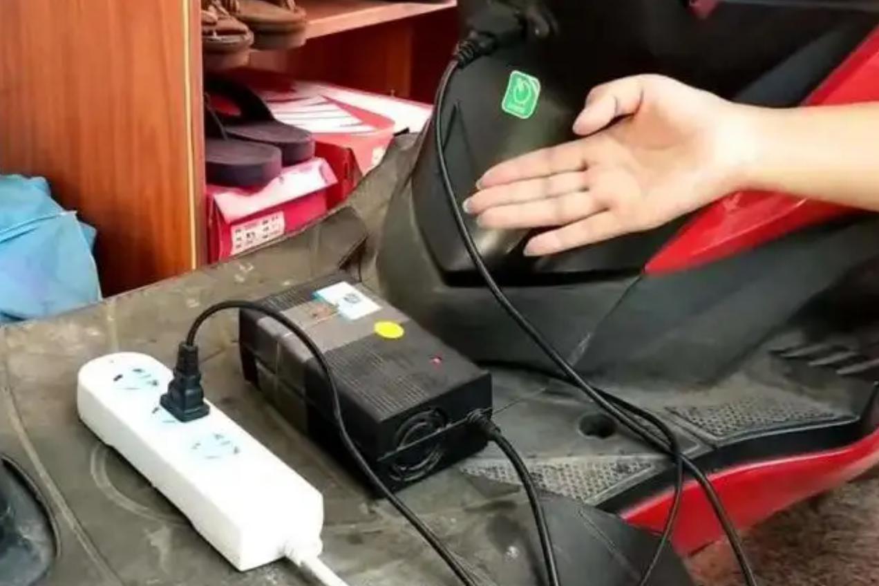 电动车可以一边充电一边开电源吗,电动车充电为什么要先接电池