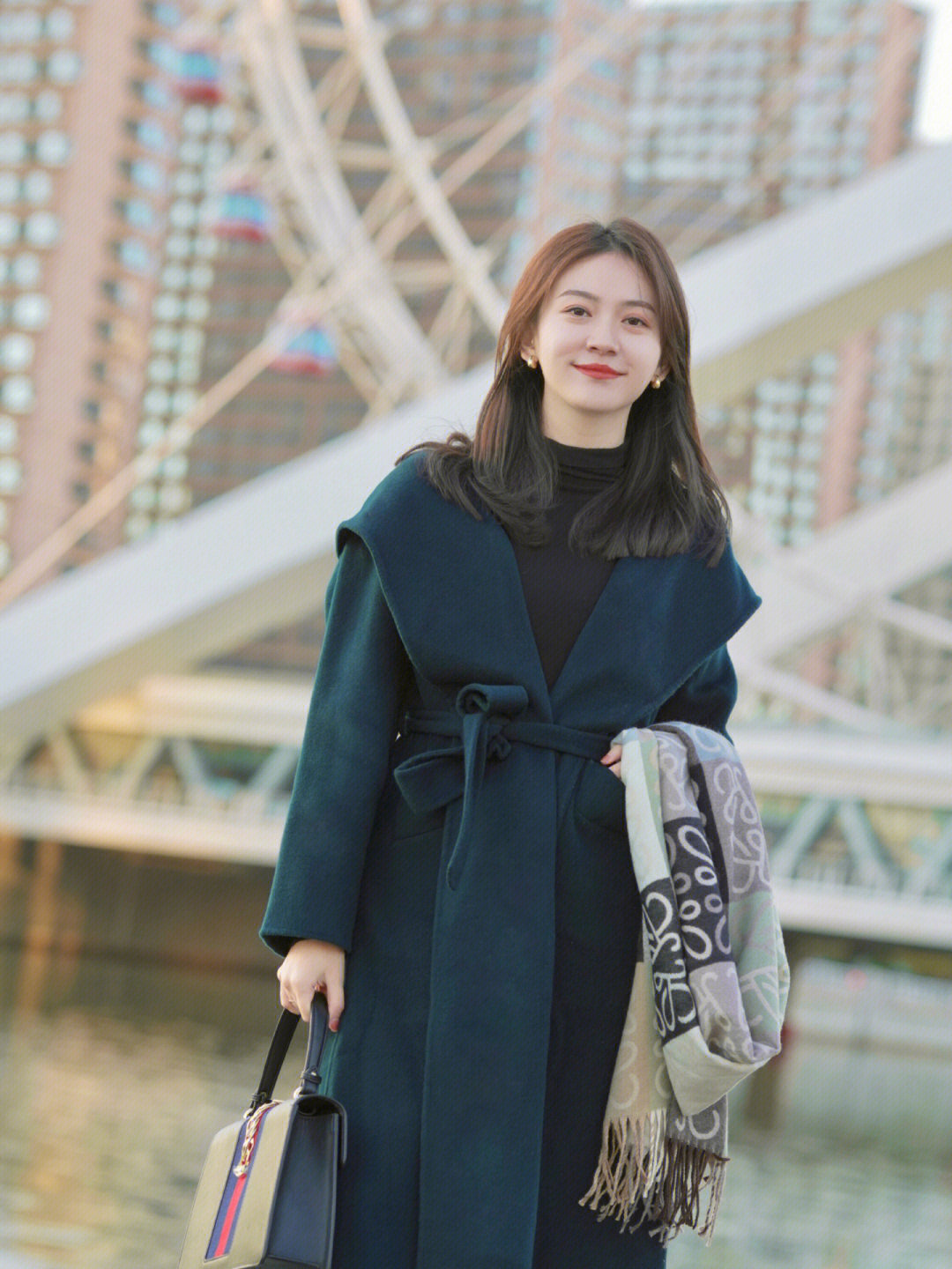 今年最实用的大衣穿搭技巧,牛仔拼接假两件针织衫搭配大衣