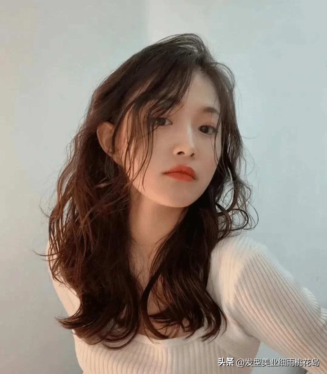 中年妇女中长发怎么烫好看,烫的中长发怎么扎好看