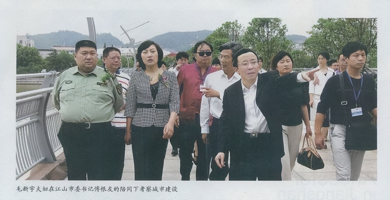 09年毛主席嫡孙替爷爷回浙江寻根，谁料看到族谱时，发现名人众多