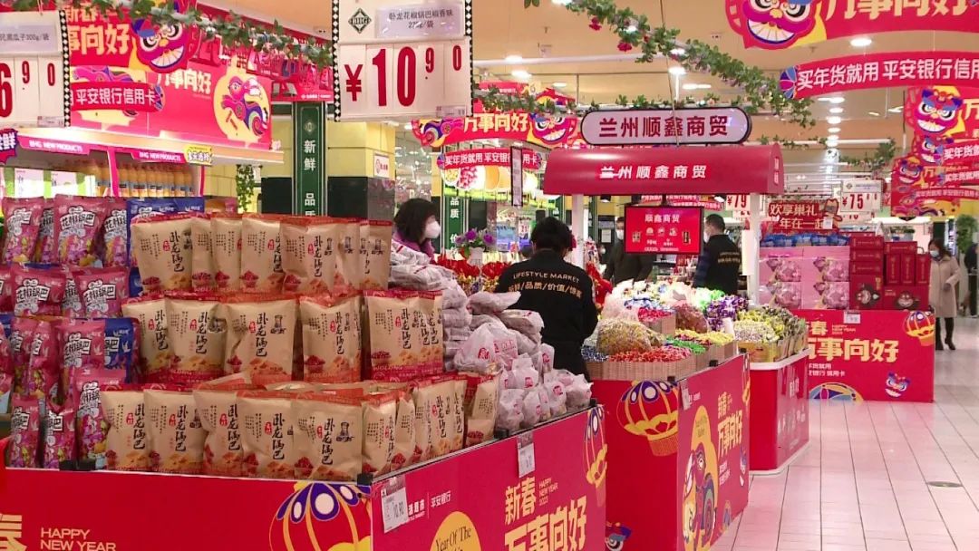 春节将至年味浓年货市场购销两旺,新春走基层消费热情高监管不停歇