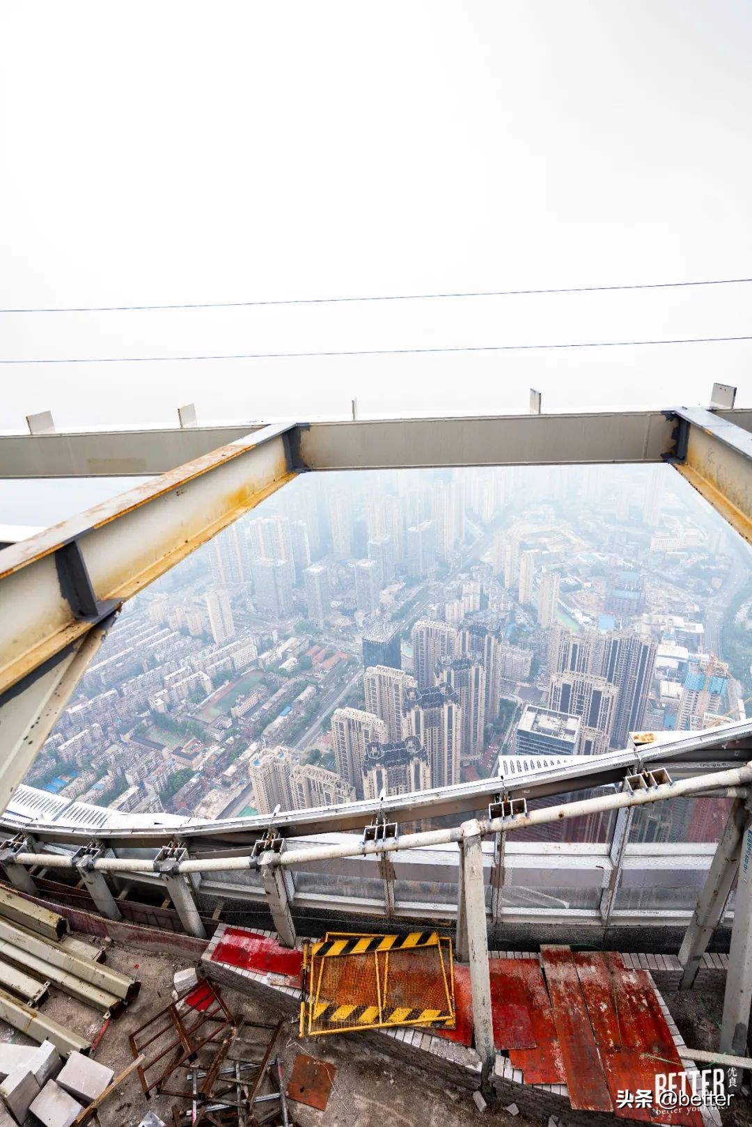 公交车爬楼顶,公交车飞上了楼顶