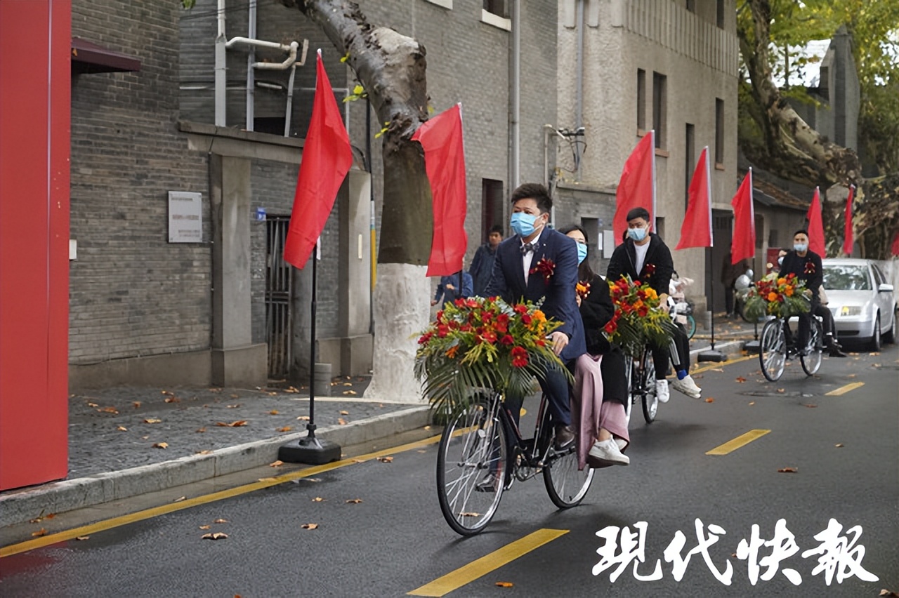 新郎骑二八大杠接亲新娘很开心,骑着二八大杠自行车接亲
