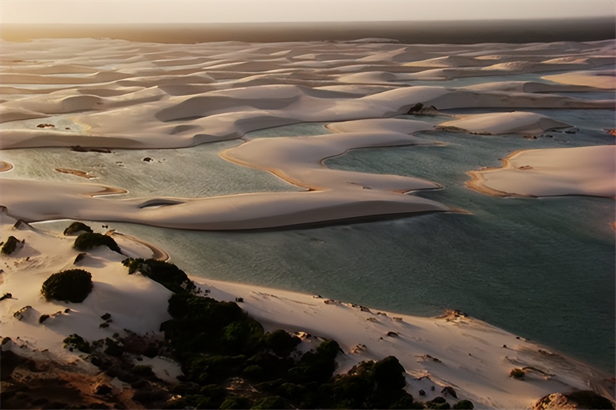 太阳系中最奇怪的20件事，天王星呈蓝绿色，窄到几乎无法看见