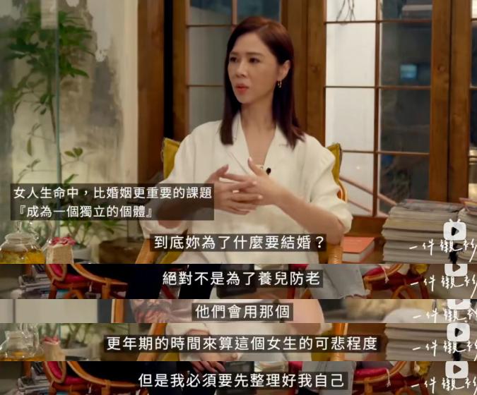 上台领奖被观众嫌弃的女明星,女星领奖时台下另外一个女星撇嘴