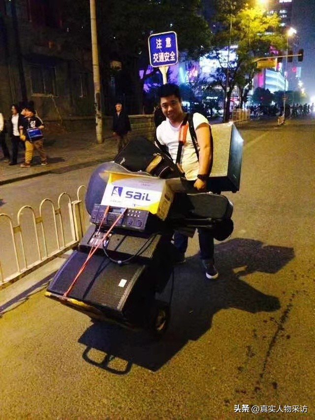 8090后的街头卖唱,13岁少年坚持7年陪父街头卖唱