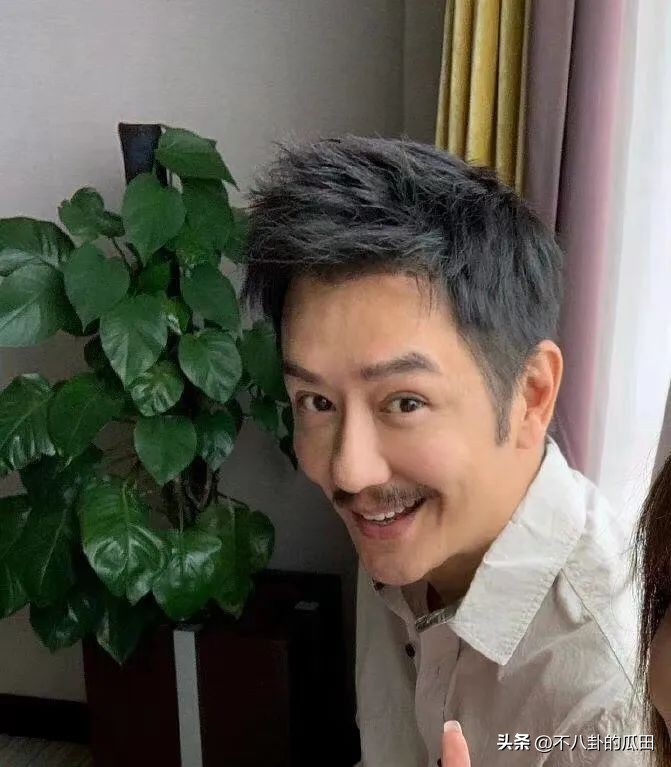 蔡徐坤下巴太尖惹争议图片,蔡徐坤下巴是假体吗