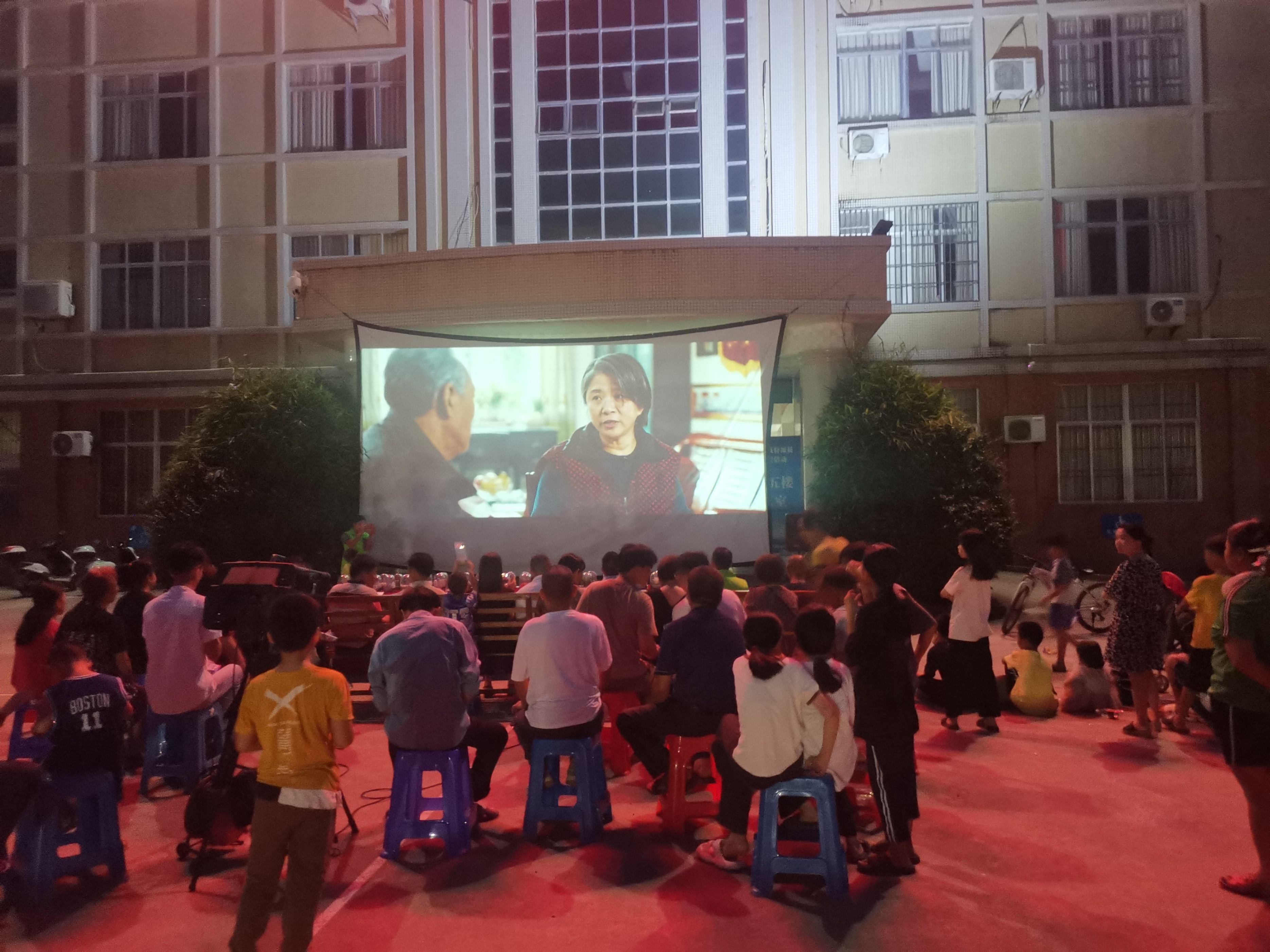 带你归家禁毒电影进社区,组织观看禁毒电影带你归家