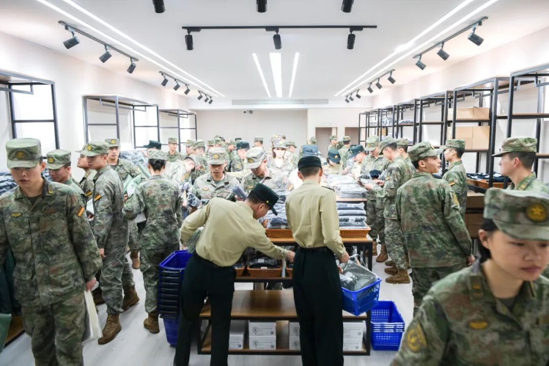 VR试镜、自主选购、即申即领！火箭军某部线下超市，多款被装“一站式”购齐！