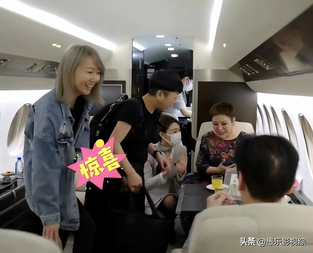 向华强夫妇包机回杭州，相互拍照秀恩爱，郭碧婷儿子正脸首曝光