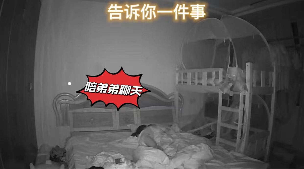 弟弟哭闹姐姐温柔哄睡,两岁宝宝半夜哭闹找姐姐