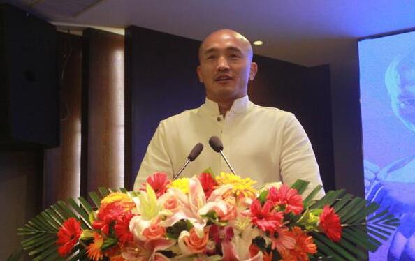 脱去这些标杆，一龙到底是一个怎么样的人？