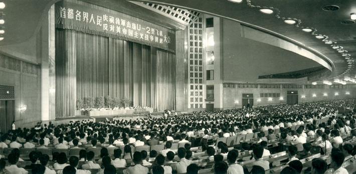 1962年,毛主席见到导弹部队的英雄岳振华,连说了三次“打得好”