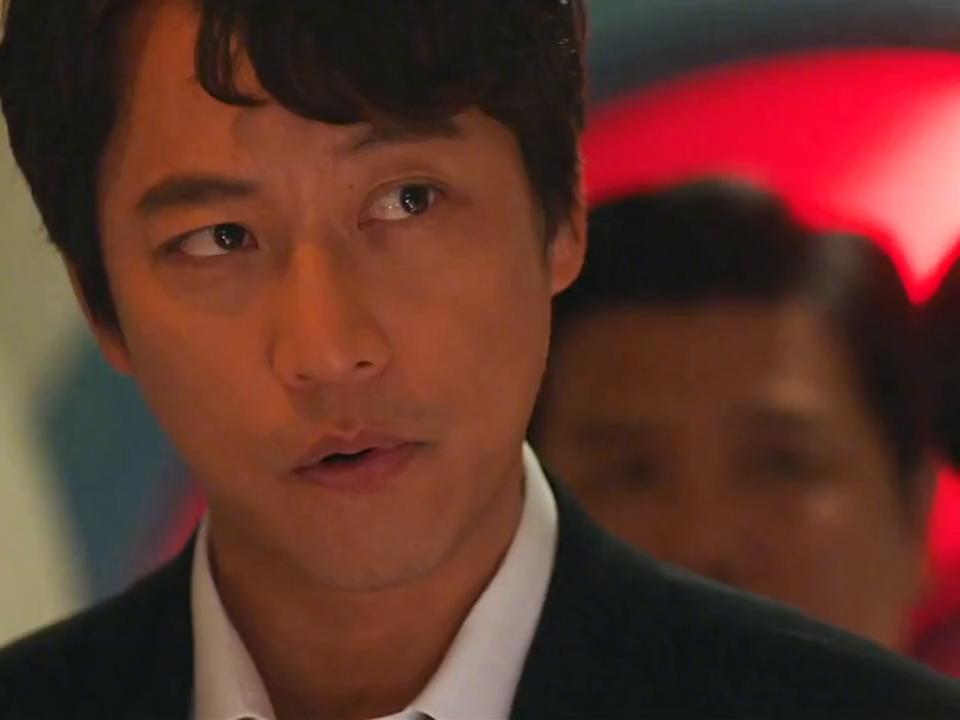 酒店房间里，一具女尸被发现躺在床上，凶手为什么要割下肩胛骨？