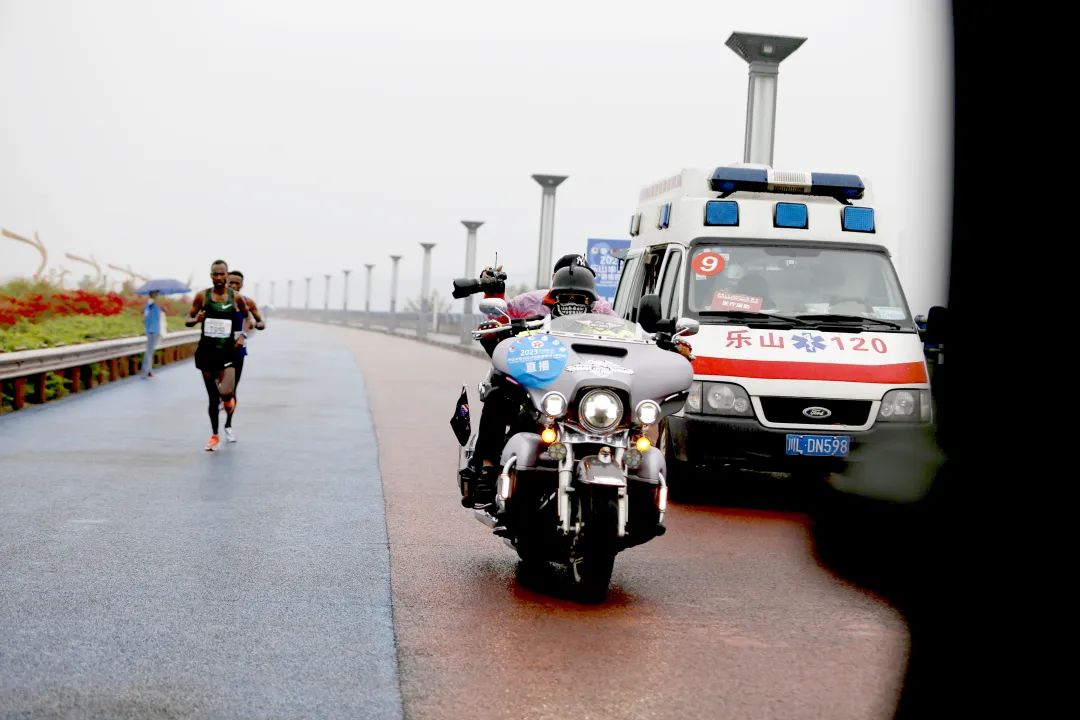 万人一起骑马的视频,万人齐跑马拉松