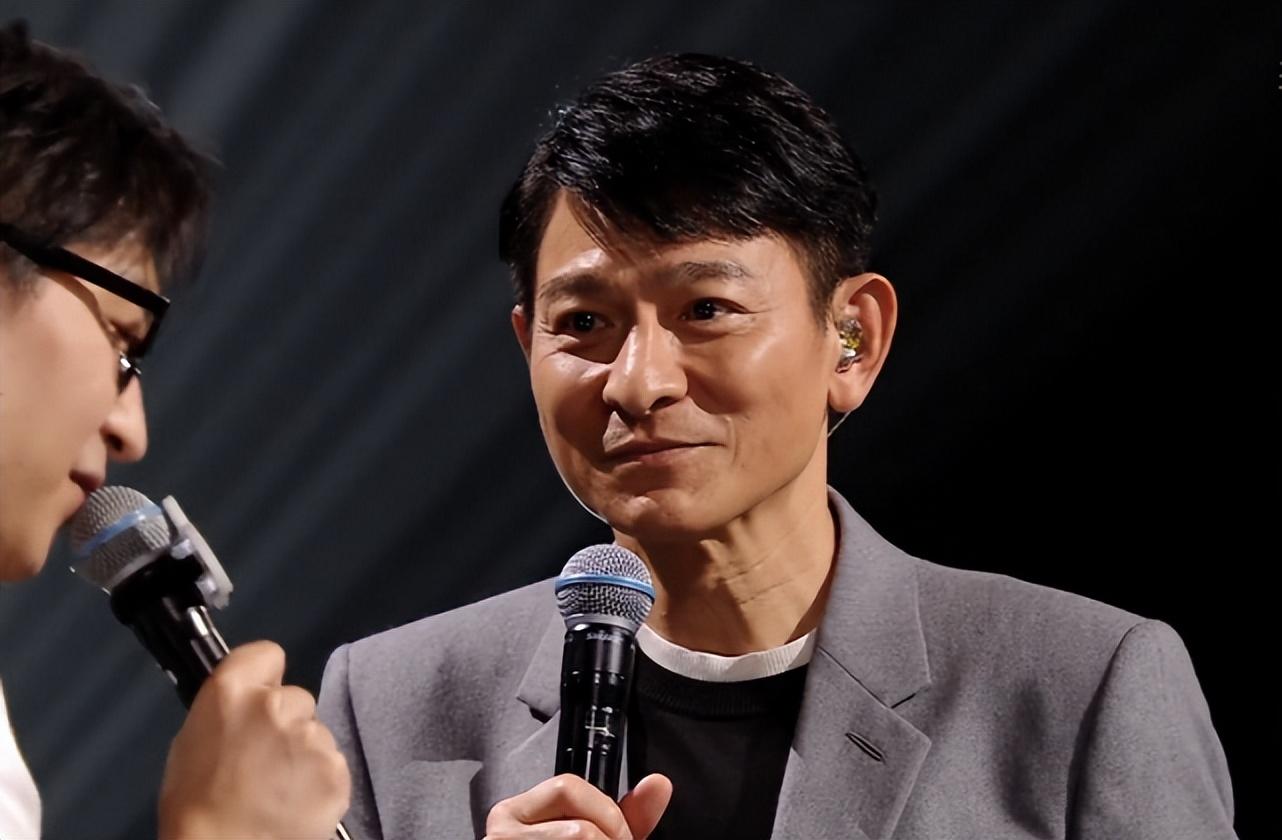 刘德华演唱会最震撼的一次,刘德华17岁演唱会哭了视频