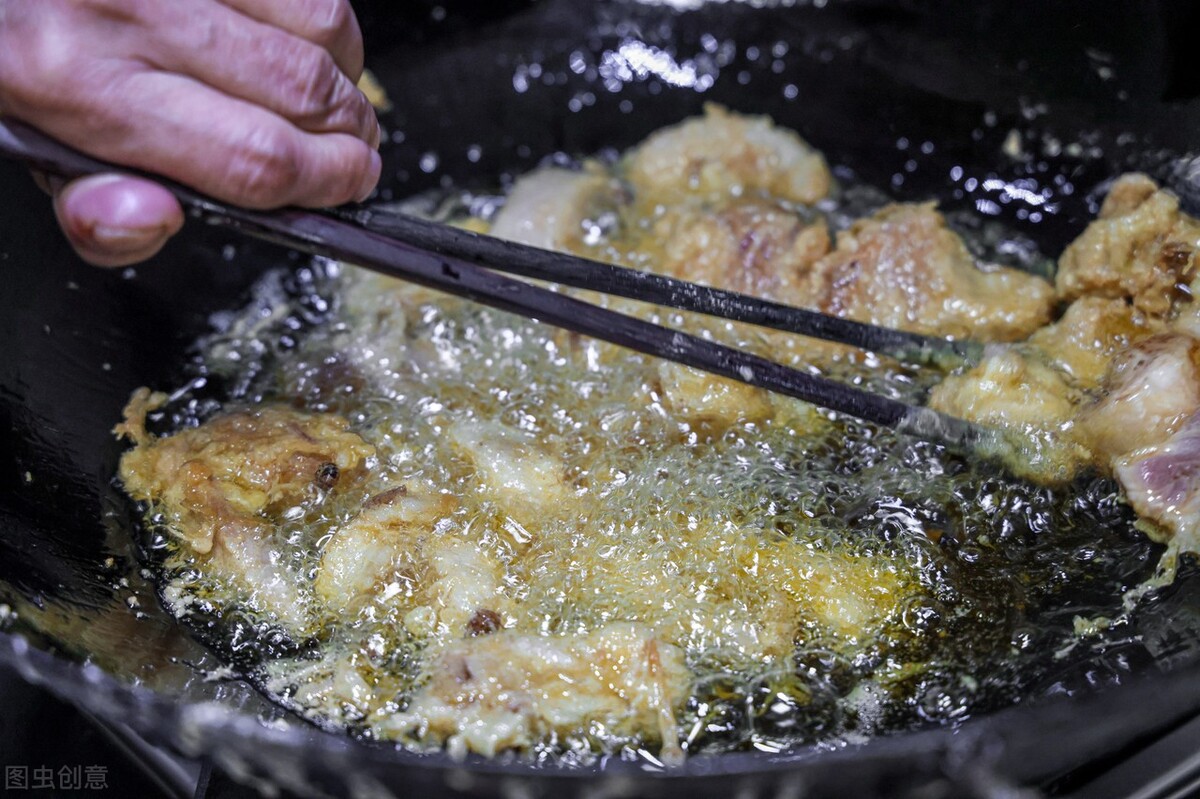 油炸的油如何去黑渣,油炸过的油怎么处理才会清