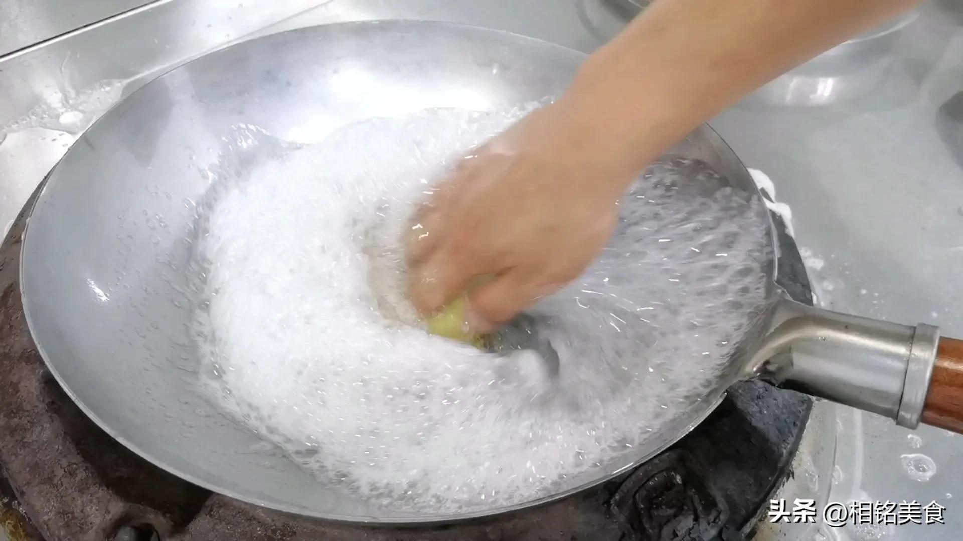 新铁锅怎样开锅小妙招视频,不粘锅的铁锅最佳开锅方法