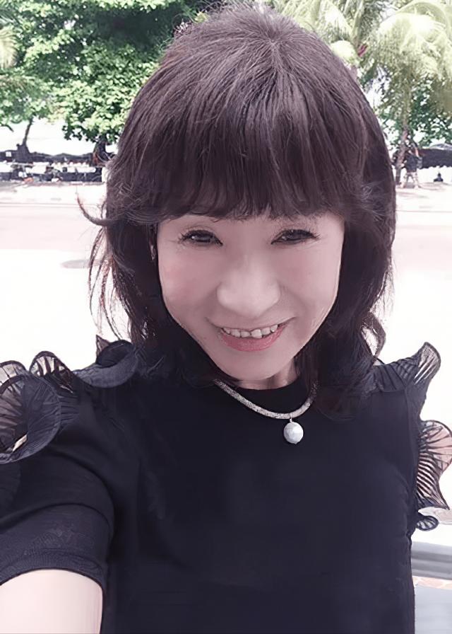 62岁大妈整容6次完整视频,63岁大妈为26岁小伙整容88次