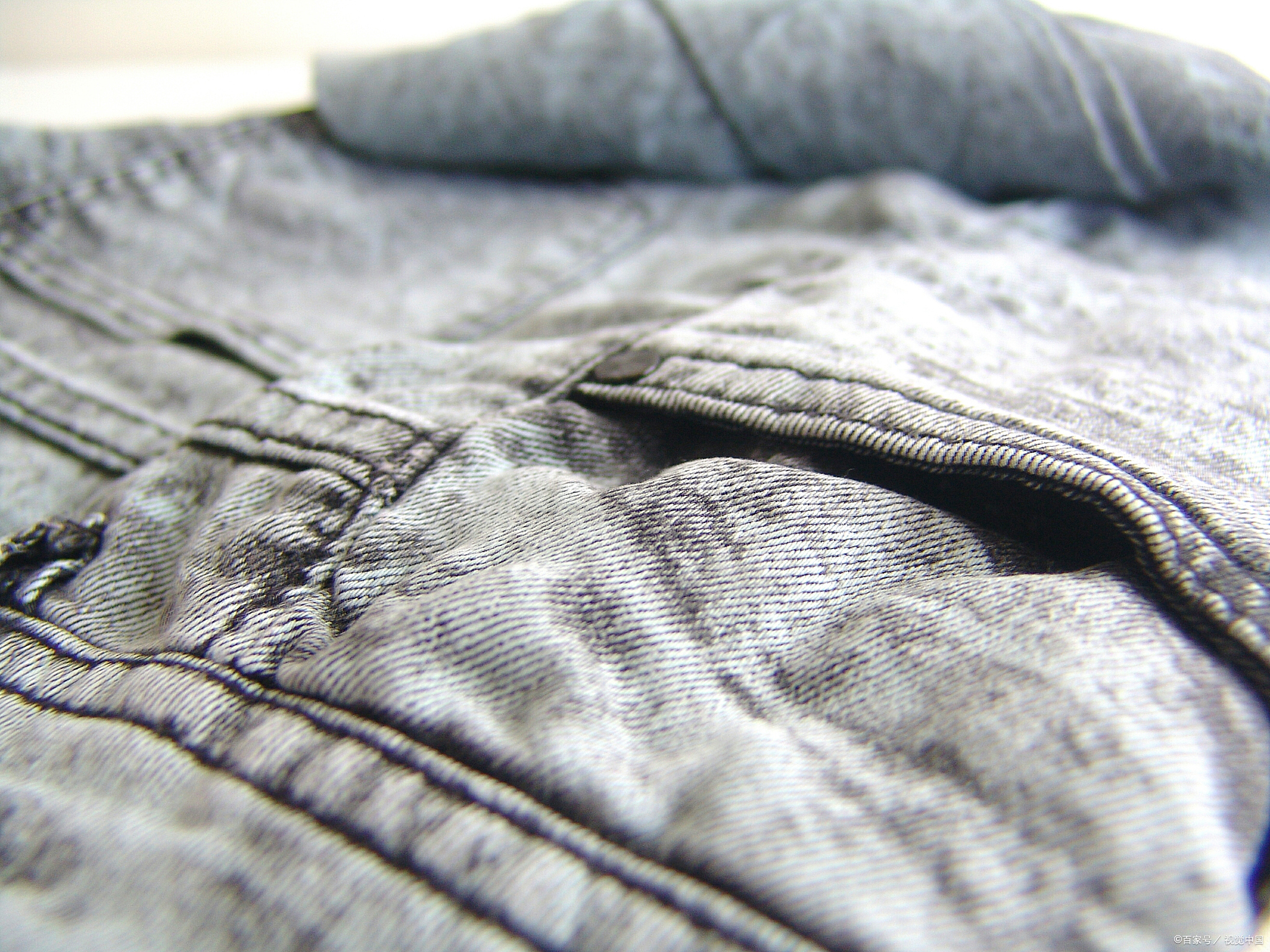 出汗导致衣服发霉的黑点怎么洗掉,夏天出汗衣服上有黑点怎么洗掉