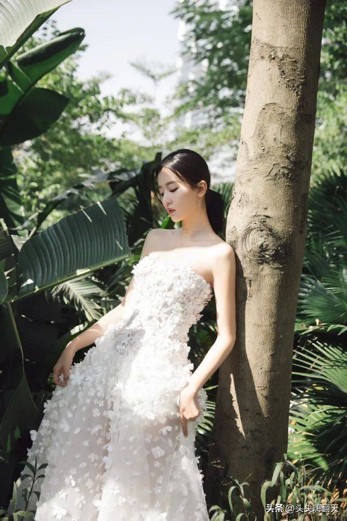 乔欣穿白色吊带裙仙气飘飘,乔欣抹胸白裙浪漫优雅写真