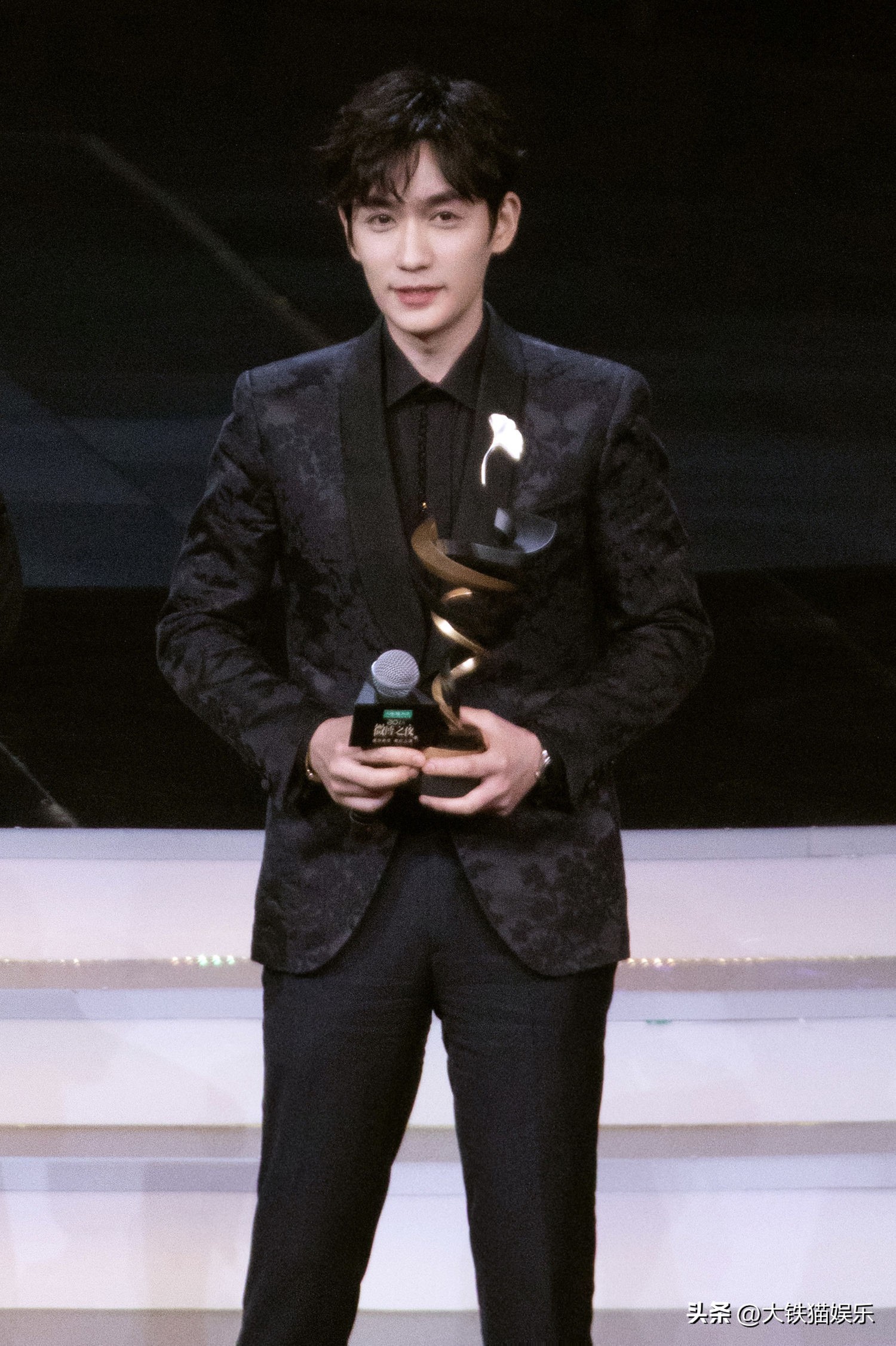 穿“黑衬衫”好看的男明星，只服这7位，个个长身玉立，贵气逼人