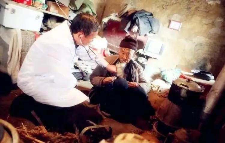 六十年代的赤脚医生下乡,60年代农村老赤脚医生