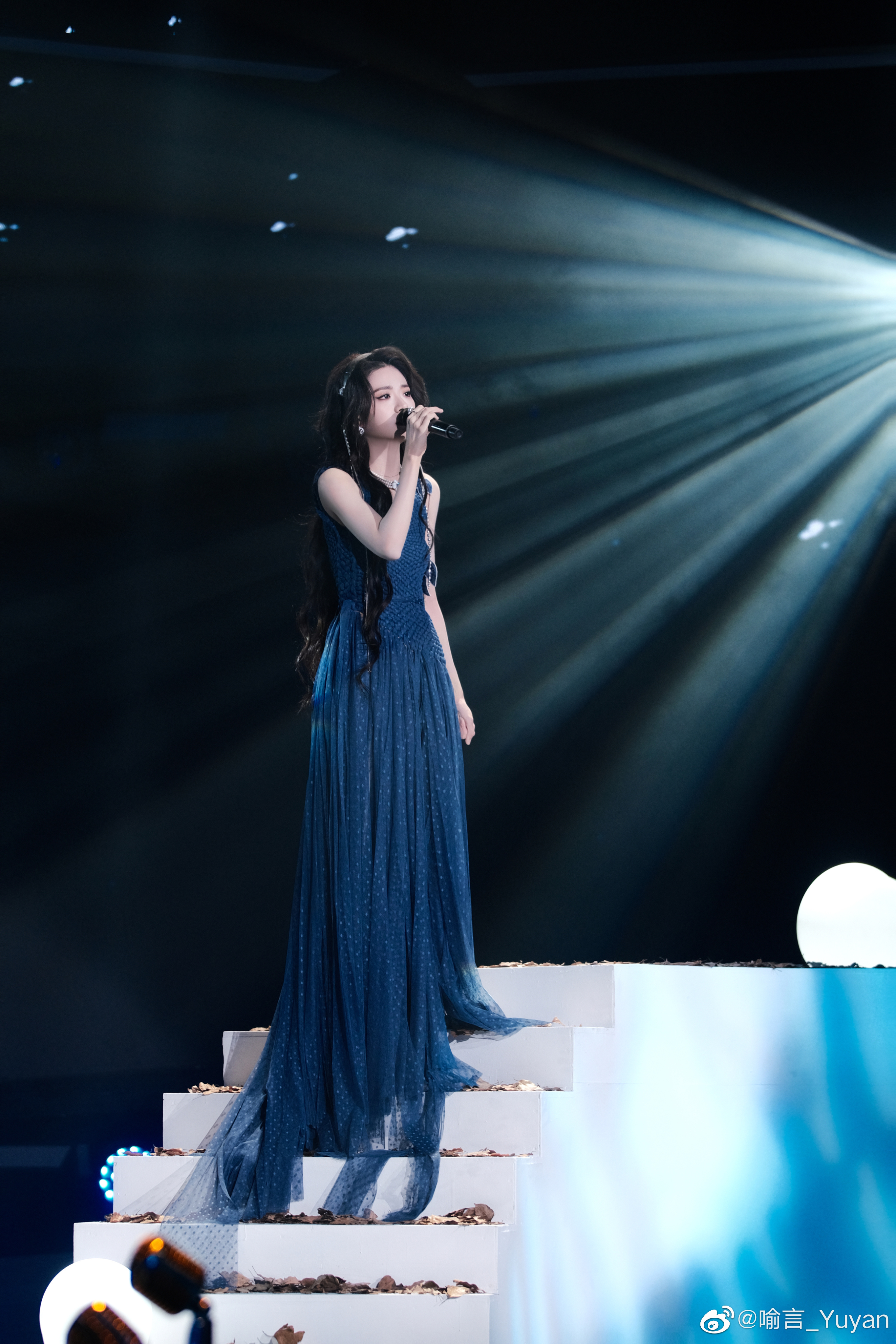 喻言央视打歌,喻言央视打歌舞台发型