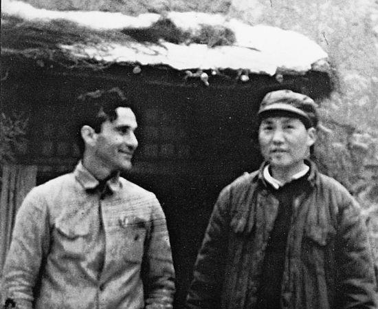 1959年，毛主席站在父母破旧的坟前：别修了，我走了，给我种土