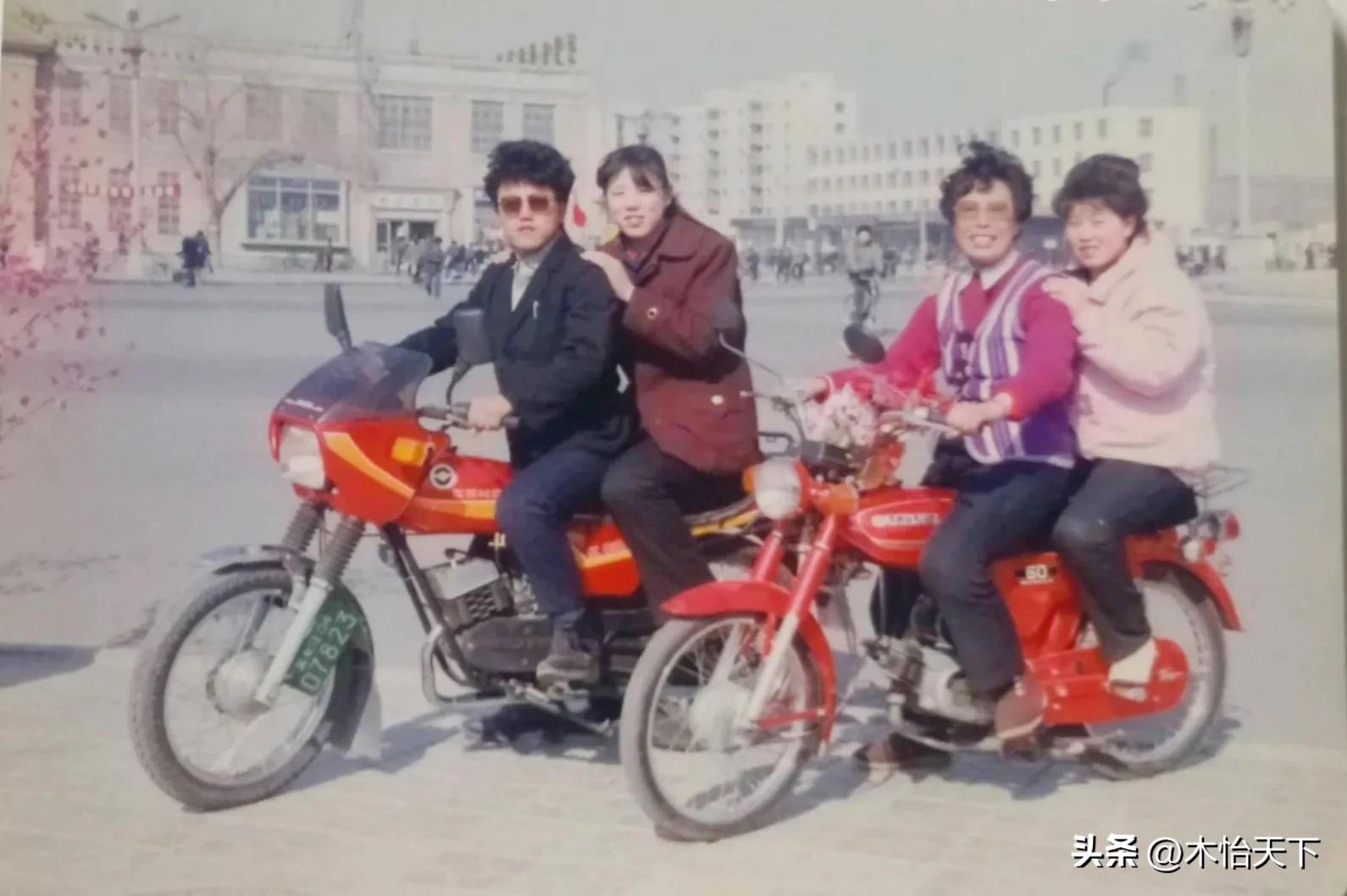 三十多年前的一张老照片,村里第一辆摩托车