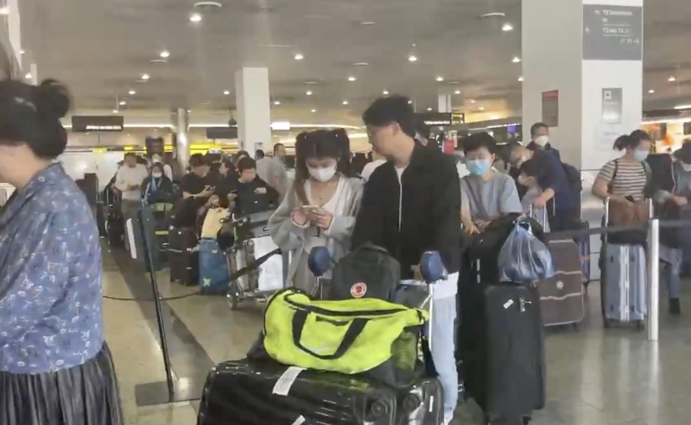 直击各地春节返程现场机场飞机,直击解封现场