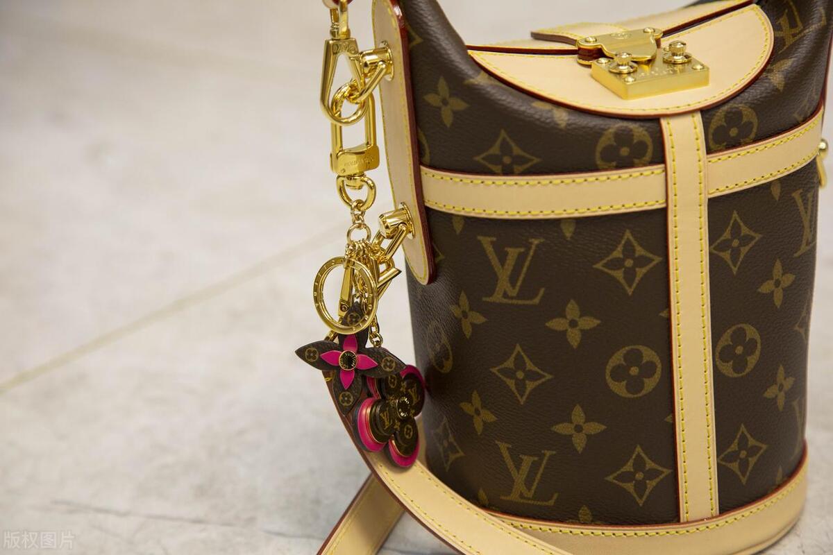 该不该买奢侈品包包,该不该刷爆卡买包包辩论赛