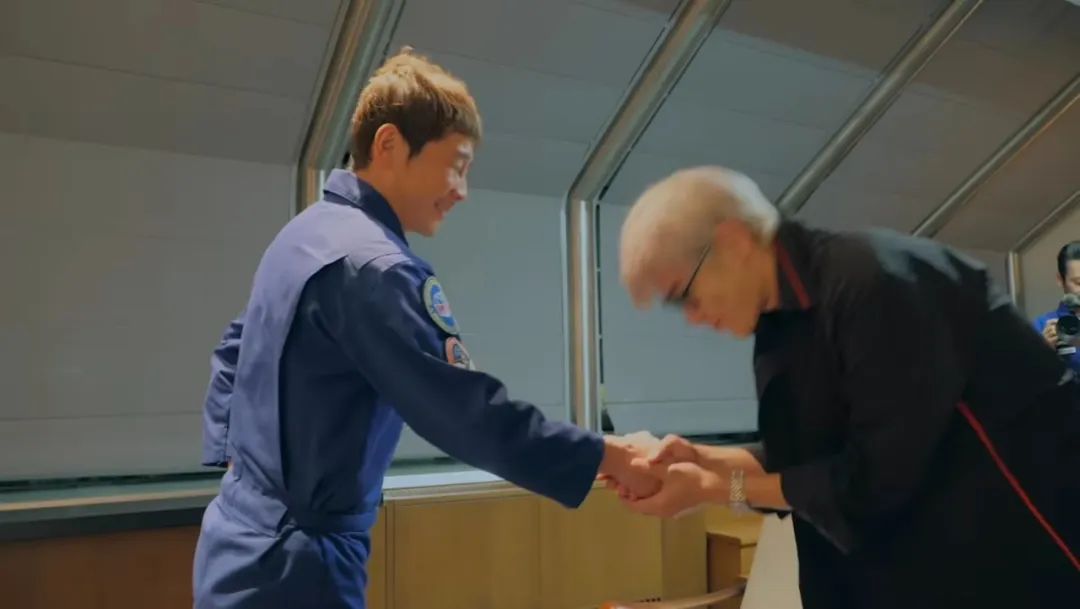 随便花过亿美金请陌生美女上太空，这个富豪目的可不单纯！