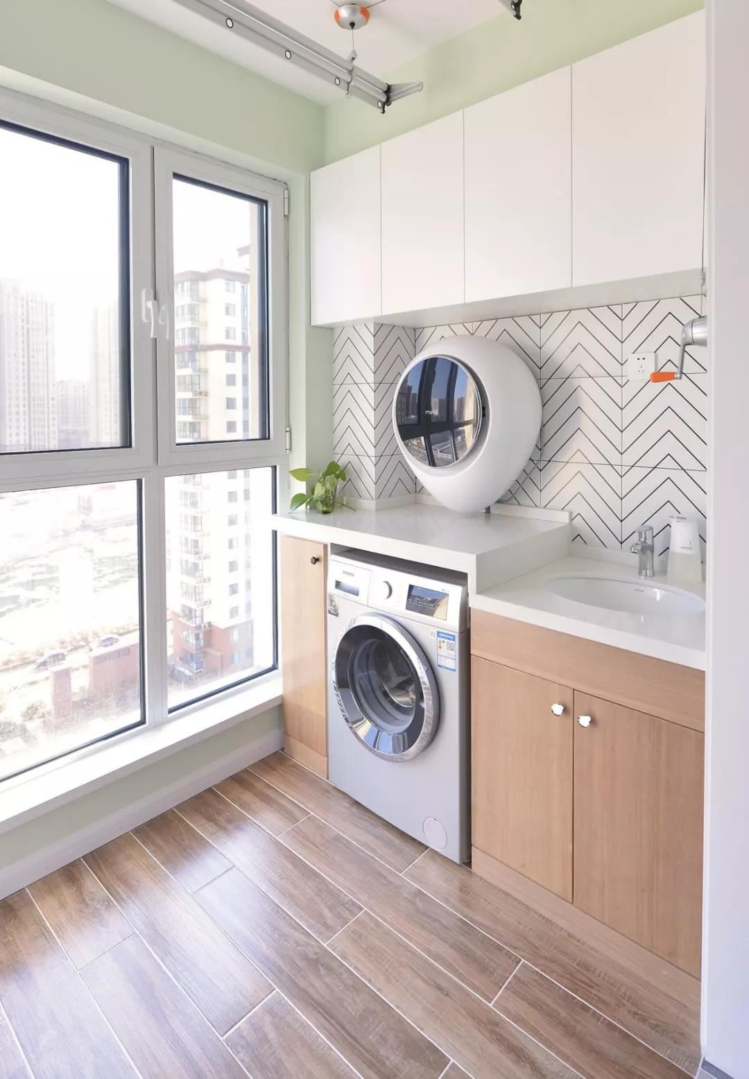 洗衣机放到阳台好还是卫生间好,洗衣机放厨房好还是阳台好