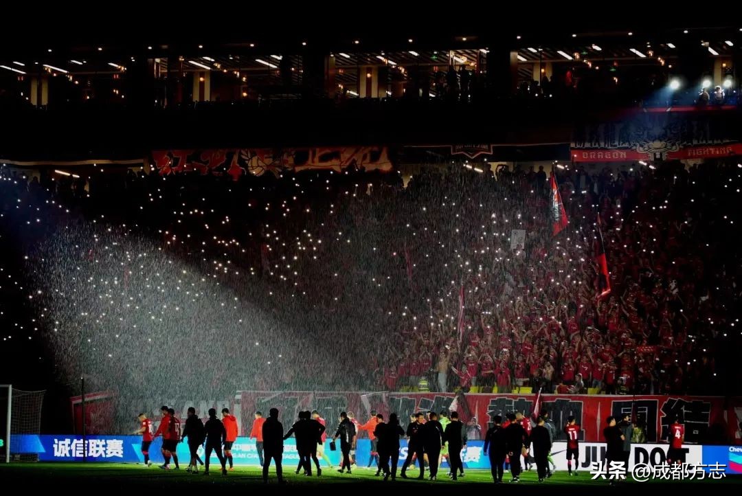凤凰山主场爆燃场面,成都凤凰山足球场揭秘