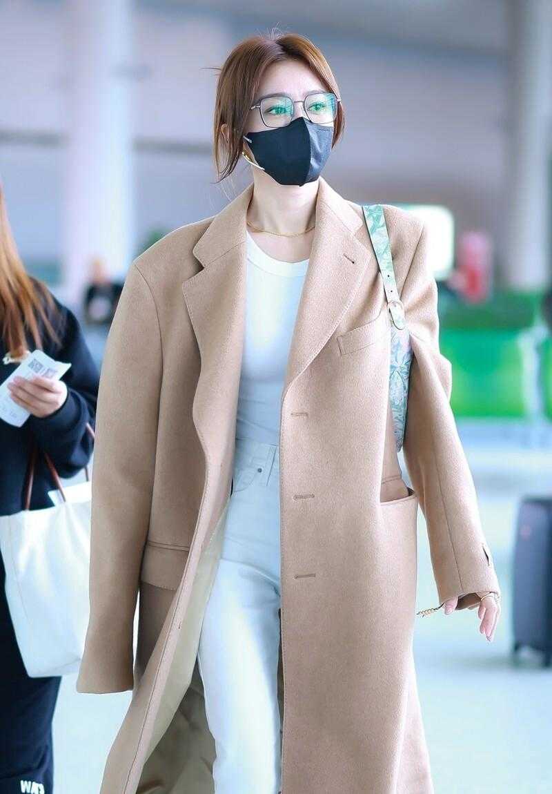 秦岚驼色大衣白色围巾,花儿与少年秦岚同款驼色大衣