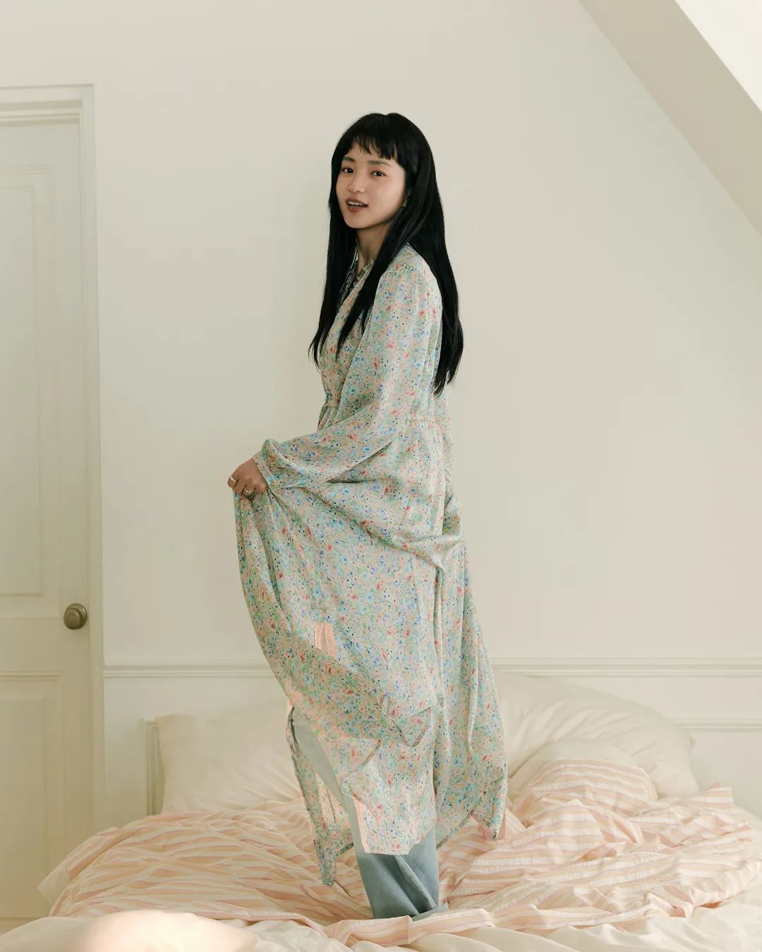 飘逸长裙与马卡龙色系，跟着金泰梨这样搭，轻松穿出文艺女孩