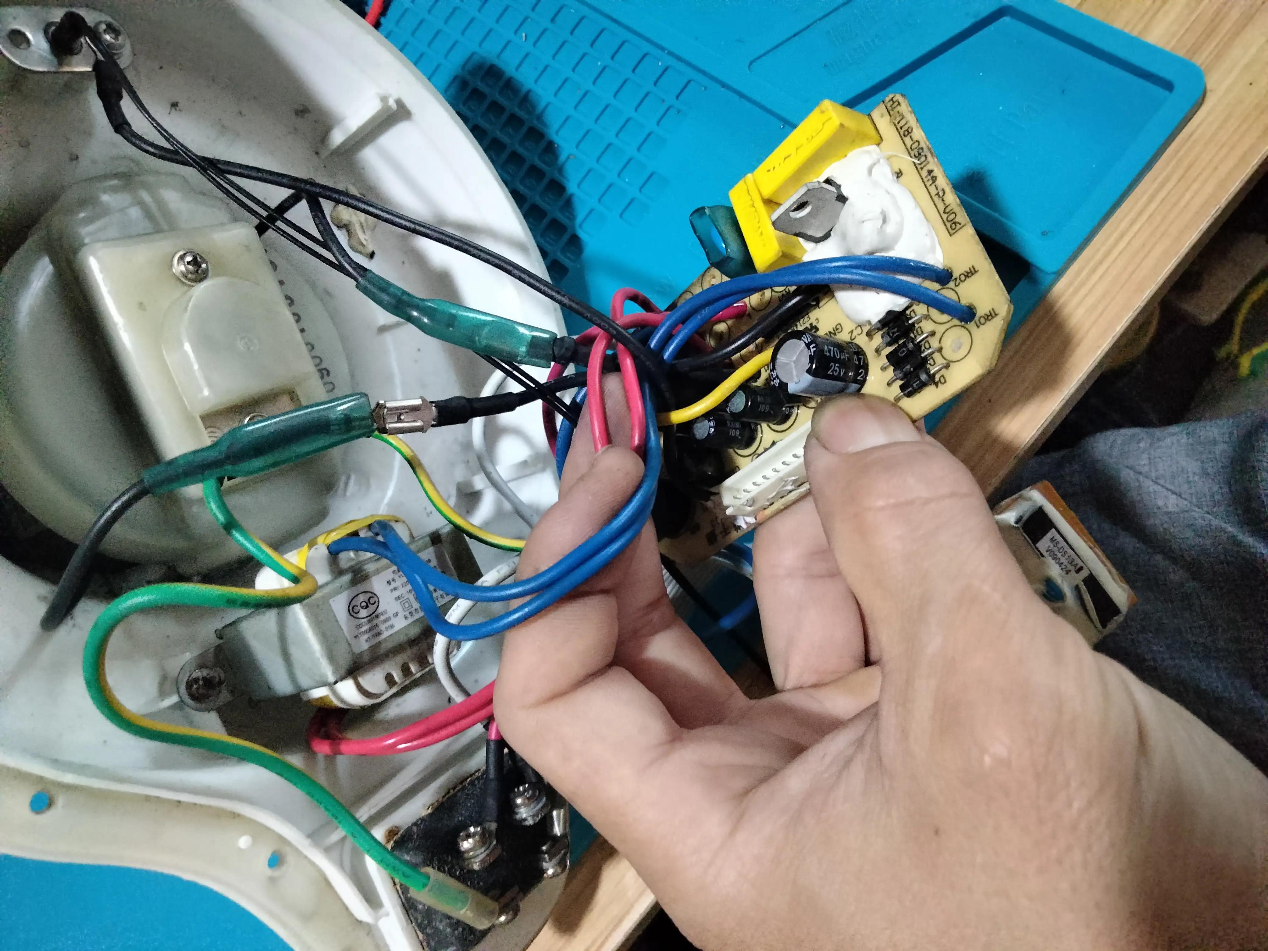 美的豆浆机电路板在哪个位置,美的豆浆机电路图