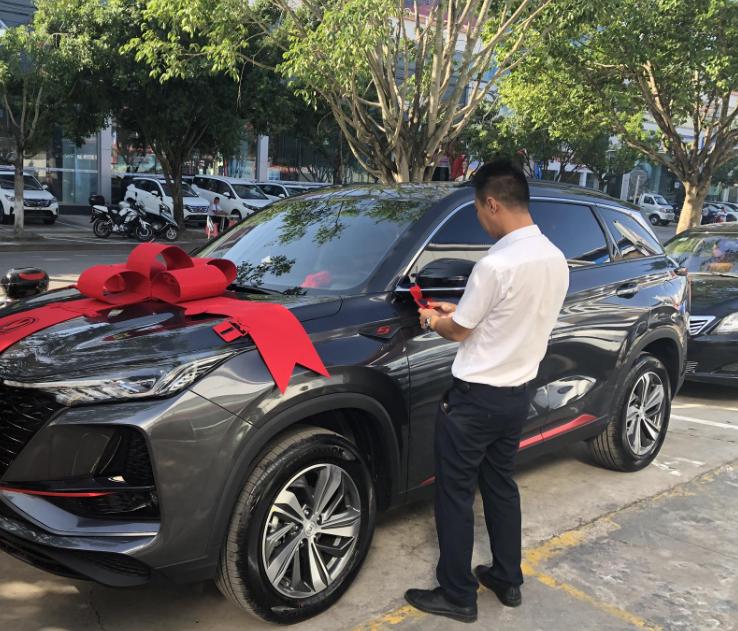 男子新车跑20万公里，成功将车跑报废，4S店：买完车就没有熄过火