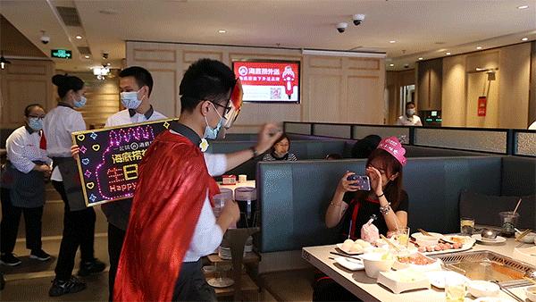 一个人在海底捞过生日尴尬吗,在海底捞过生日是种什么感觉呢