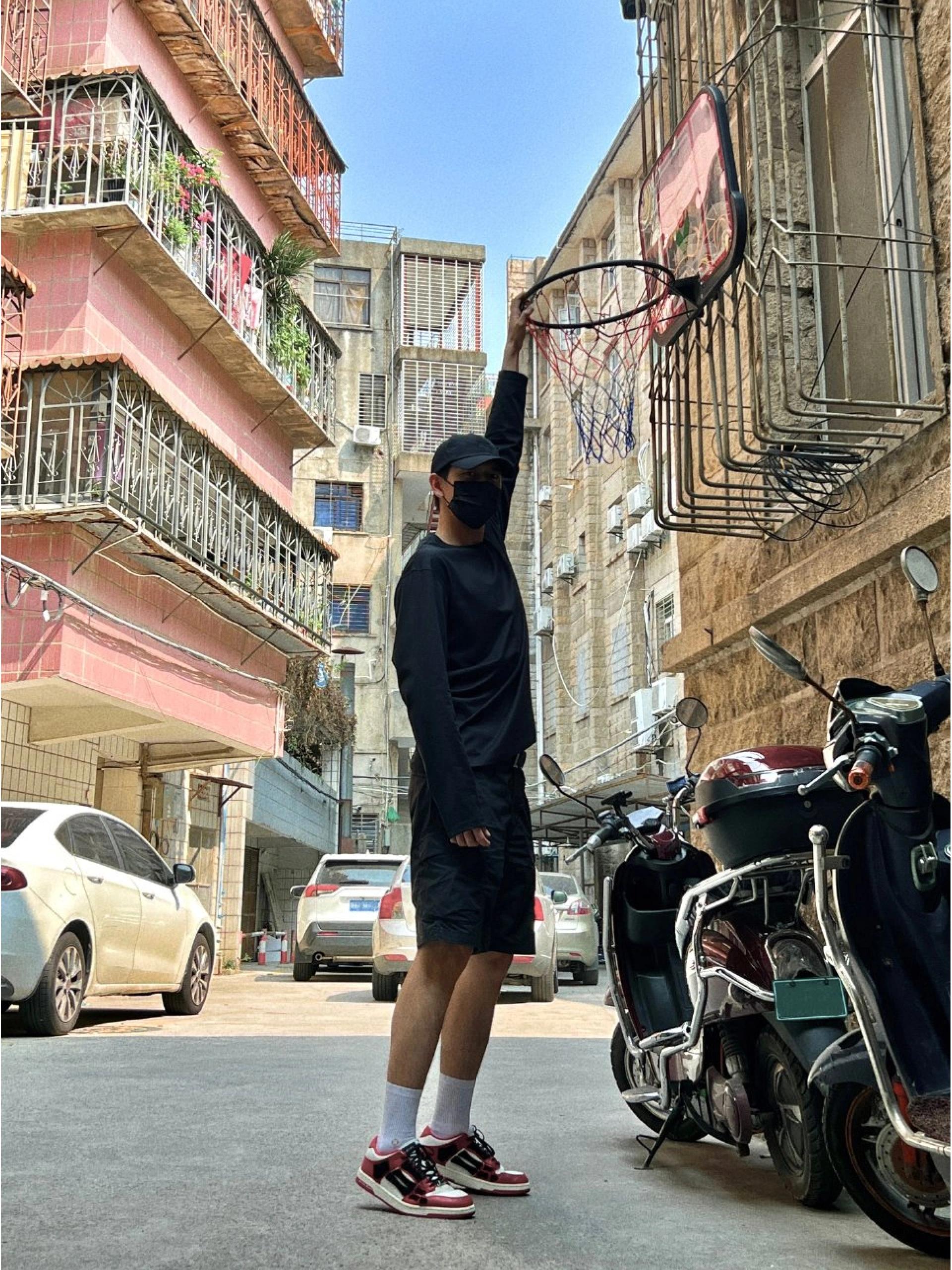 现男友李现穿搭,现男友李现一袭黑色着装帅气十足