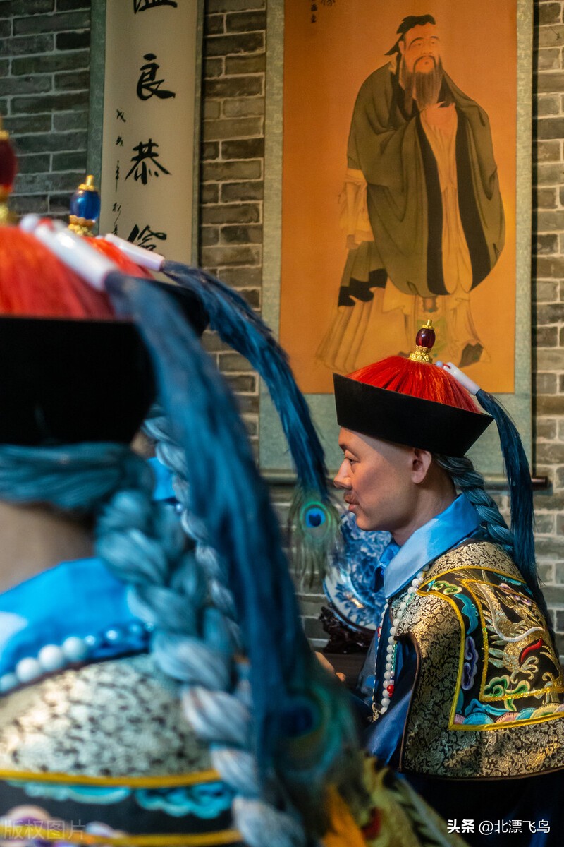 站在深渊里凝视小说,小说当你凝望深渊时深渊也在凝视