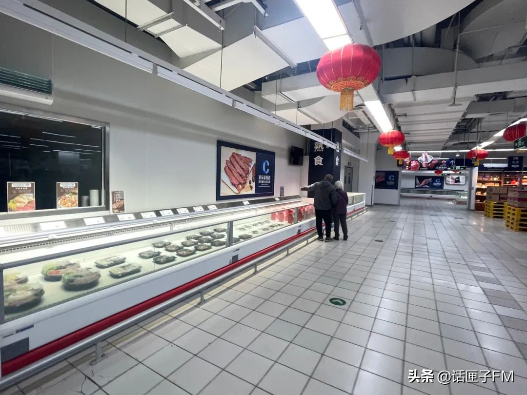 记者暗访上海商场,记者实探未停业的家乐福门店