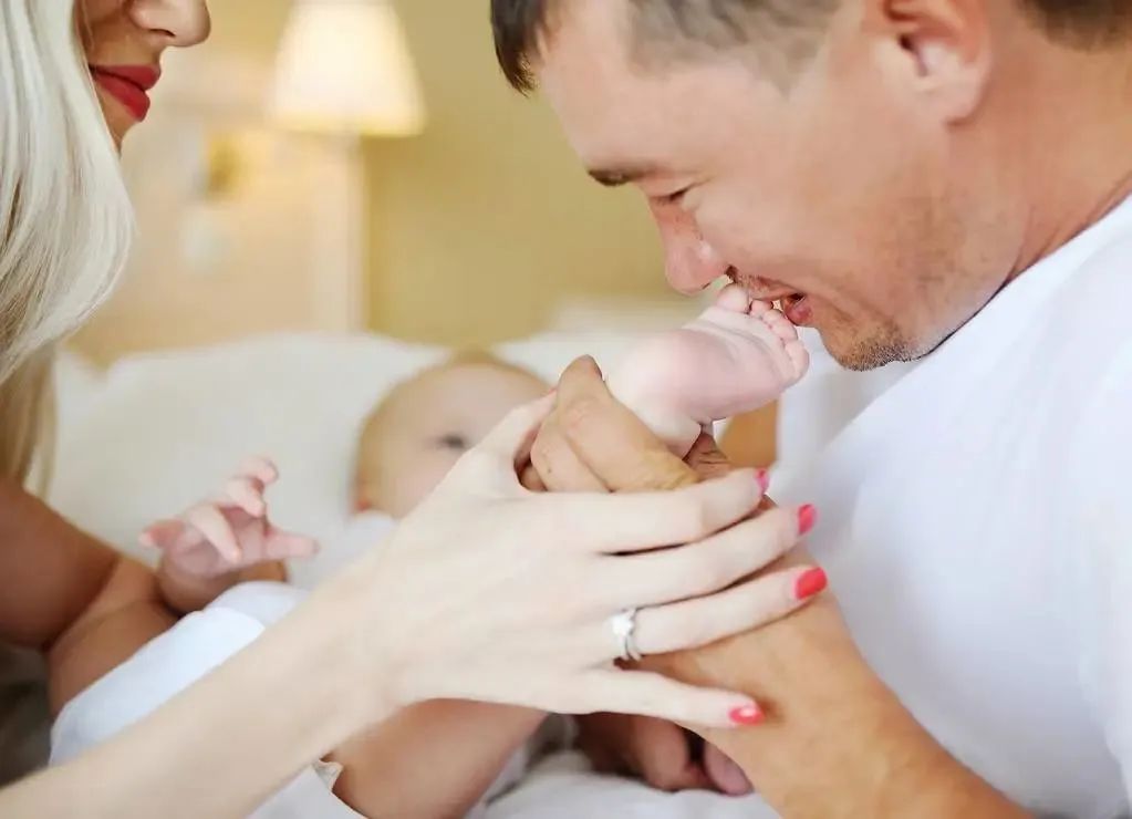 产后20天排出一坨像肠子一样东西,产后第一次大便是墨绿色的