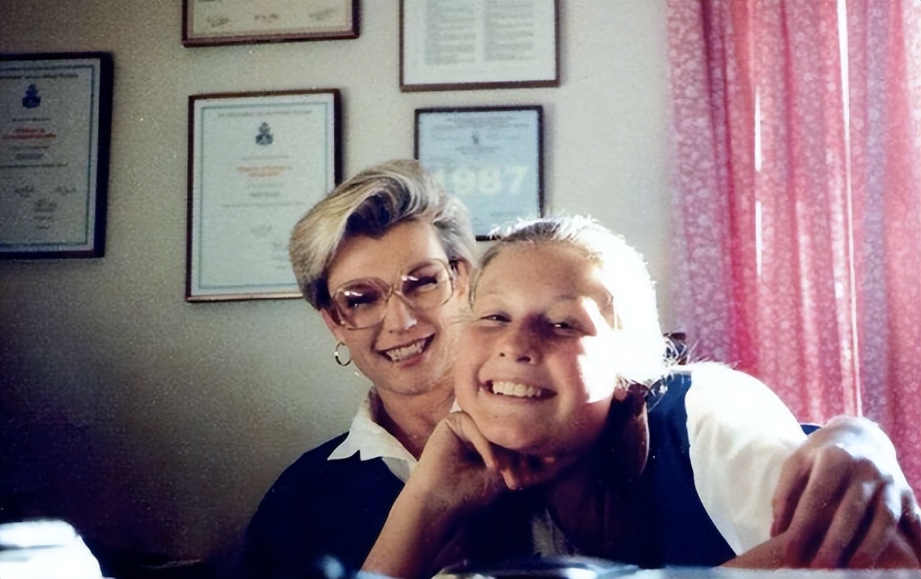 梅耶家暴,梅耶家庭背景