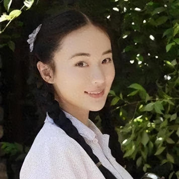 早年大尺度戏,为博出位全裸出镜,一脱成名的她到底有多少黑料?