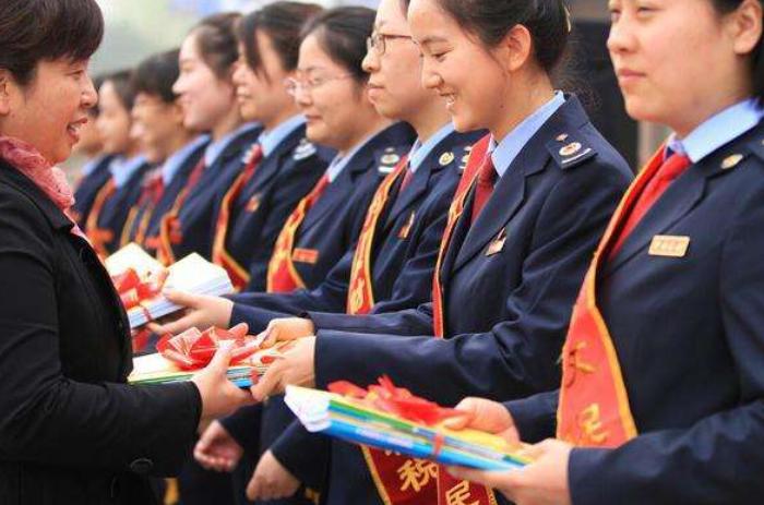 公务员考试成功上岸经验分享视频,公务员面试颜值高能加分吗